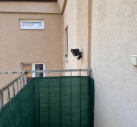 A balcony with artificial grass in a 2-room apartment in Šamorín.