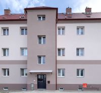 The facade of the residential building on Železničná Street in Šahy offers 1-bedroom apartments.