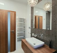 Bathroom with a wall-mounted sink, wooden decor, and mosaic in a 4-room apartment.