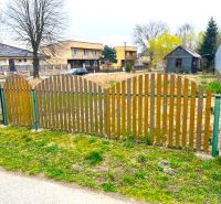 Plot made of wooden slats on a residential property on Jarková Street, Šaca.