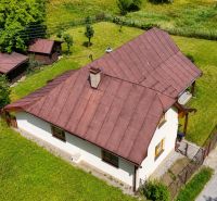 A family house in Makov on Čierny offers a garden with wooden shelters and trees.