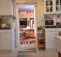 Kitchen in a family house with a kitchen unit and a dining table.