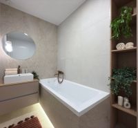 A bathroom with a bathtub, sink, and decorative elements in a 3-room apartment.