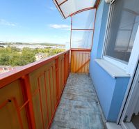 The balcony of a 1-room apartment in Lúky in Vráble with a view of the green surroundings.