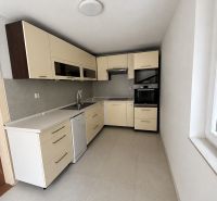 A kitchen in a family house with a cream-colored kitchen unit and built-in appliances.