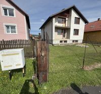 A family house in Plavnica with a garden, next to the gas box on the grassy area.