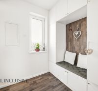 An oasis of relaxation with a wooden decor floor and storage space in a 3-room apartment.