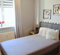 Bedroom in a 3-room apartment with a bed and decorative pillows.