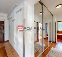 Entrance hall in a 4-room apartment with ceramic flooring and a mirrored wardrobe.