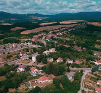 An aerial view of family houses in Prašice, in the Nemečkovská cesta area, surrounded by nature and fields.