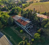 Abandoned building surrounded by greenery in Slatinské Lazy, suitable for development plots.