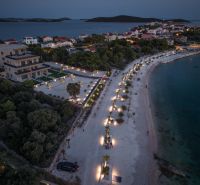 Night view of the beach and holiday apartment in Sevid with lighting and coastline.
