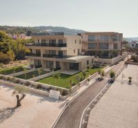Recreational apartment in Sevid with a spacious terrace and landscaped garden.