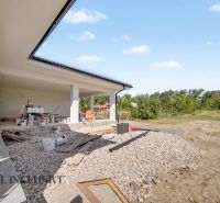 Construction site of a family house in Tomášikovo with a terrace and a view of greenery.