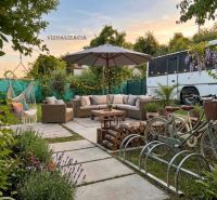 A garden with a terrace by the cottage in Bánovce nad Bebravou, bicycles, and a hammock.