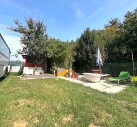 A garden at the cottage in Bánovce nad Bebravou with a lawn and garden furniture.