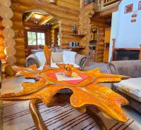 Wooden cabin with rustic furniture and an original table in warm tones.