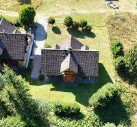 A view from above of a cabin surrounded by greenery in Banská Bystrica.