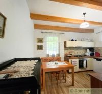 A kitchen in a cabin with wooden decor, traditional style, wooden beams, cozy atmosphere.