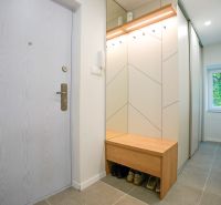 Entrance hallway in a 3-room apartment with a bench and a mirror.