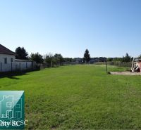 A grassy residential plot on Vrbová Street in Jelka, ideal for construction.