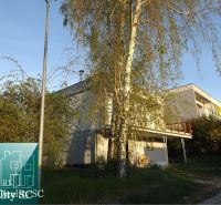 A cottage at the SUNNY LAKES SOUTH in Senec surrounded by greenery and trees.