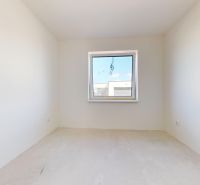 A room in a family house with white walls and light thanks to a window.