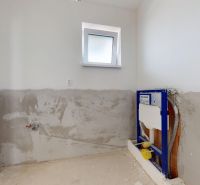 Under-construction bathroom with a WC mounting frame in a family house.