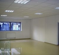 Offices with white walls and a coffered ceiling, floor with wood decor.