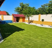 The garden of a family house in Darnózseli with a swimming pool and a carefully maintained lawn.