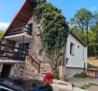 A cottage on Kamenec in Kaluža with a stone facade and a terrace surrounded by greenery.