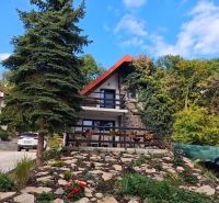 A cottage on Kamenec in Kaluža with stone details and ornamental plants.