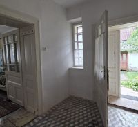 In a family house with a wooden decor floor, a view of the garden opens up.