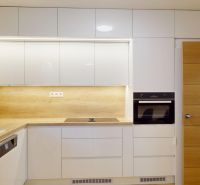A kitchen unit in a family house with a wood decor and built-in appliances.