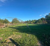 A garden at a family house with a metal structure in Dvory nad Žitavou on the street Dvory nad Žitavou.