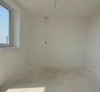 A bright room with drawers and a view of the outdoor terrace in a 3-room apartment.