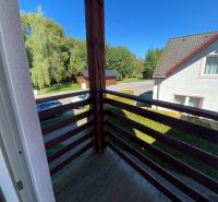The balcony of a holiday apartment in Liptovská Ondrašová with a view of the green surroundings.