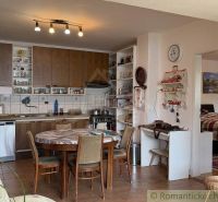 A kitchen in a family house with a built-in unit and a dining table, decorated with ornaments.