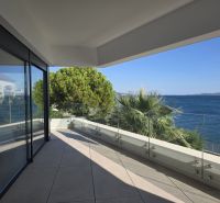 The balcony of a 4-room apartment in Sukošan with a sea view and greenery.