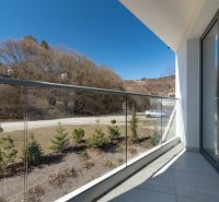 The balcony of a 4-room apartment on Ďumbierska Street in Košice, with a view of nature.