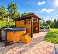 Family house in Košariská in Oščadnica with a wooden hot tub and a terrace in the garden.