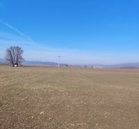 A view of a spacious plot in Šarišské Michaľany, ideal for living.