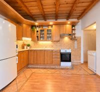 Rustic kitchen in a 2-room apartment with a wooden decor floor and a wooden ceiling.