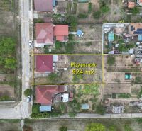 A plot of 924 m² near family houses on Cintorínska Street in Dulovce.