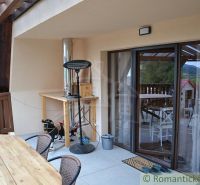 The terrace of the cottage in Nižná Polianka with wooden furniture and a view of the garden.