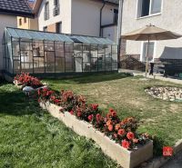 A greenhouse and a garden with flower beds at a 4-room apartment on Kopernikova Street in Poprad.