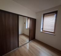A room in a family house with a floor featuring a wooden decor and a built-in wardrobe.