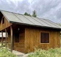 A wooden cabin with a gable roof surrounded by nature in the city of Trenčín.
