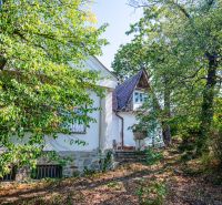 A family house in Chmeľová dolina in Nitra surrounded by green trees and nature.