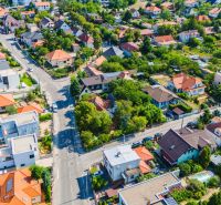 Aerial view of family houses on Chmeľová dolina street in Nitra, surrounded by greenery.